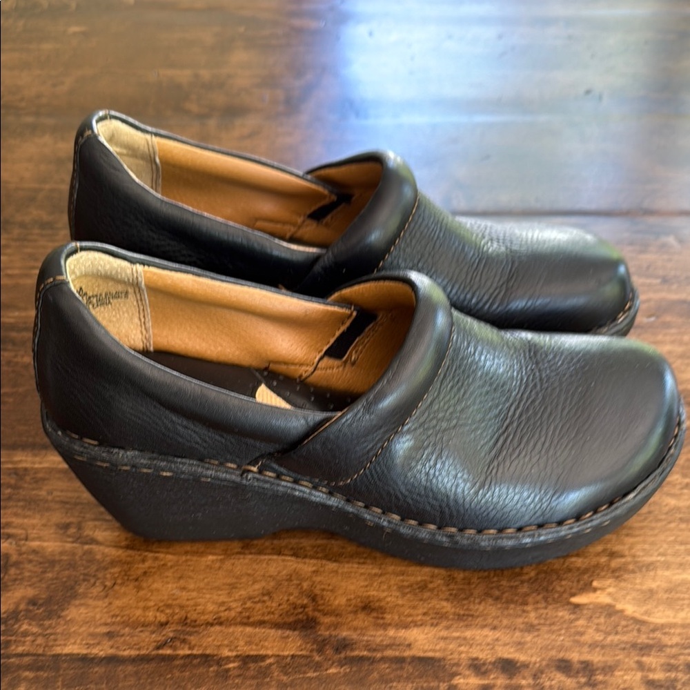 Brown's Landing Women's Black Slip-On Wedge Clogs Size 8.5
